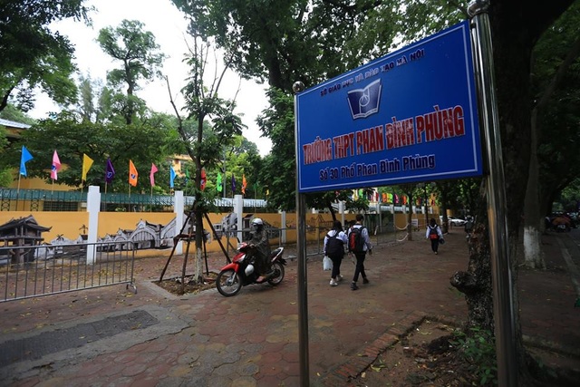 Ngỡ ngàng phố bích họa tái hiện Hà Nội xưa trên phố Phan Đình Phùng - 1 Mới đây nhiều người đi qua phố Phan Đình Phùng (Hà Nội) không khỏi ngỡ ngàng trước bức tranh bích họa tái hiện Hà Nội xưa.