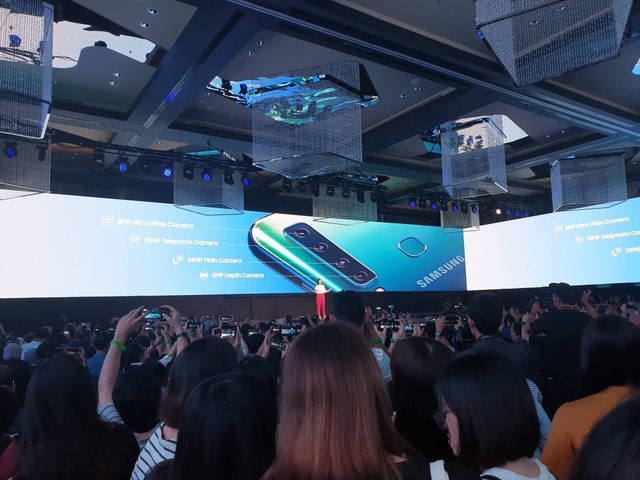 Samsung gây sốc, tung smartphone 4 camera đầu tiên trên thế giới - 1