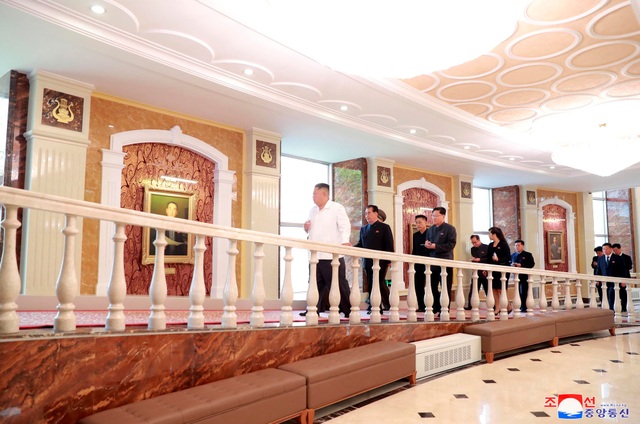 Ông Kim Jong-un tặng đàn dương cầm trong chuyến thăm nhà hát - 3 “Nhà hát nằm bên bờ sông Pothong đã được lột xác với diện mạo mới và trở thành trung tâm văn hóa, xứng đáng là một công trình hoành tráng thể hiện sức mạnh của nghệ thuật Triều Tiên”, KNCA viết.