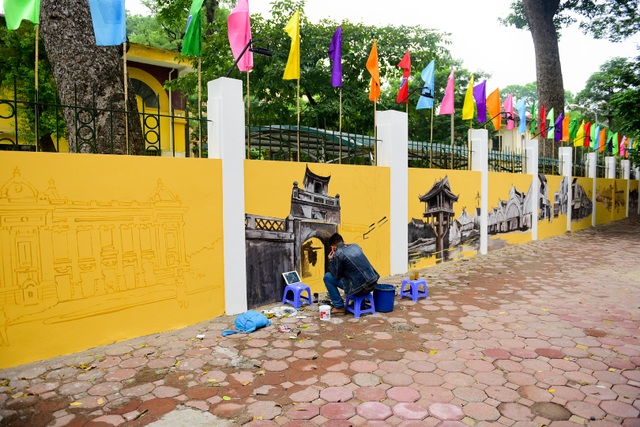 Hà Nội xưa qua tranh bích hoạ trên phố Phan Đình Phùng - 1
Để kỷ niệm 45 năm thành lập trường THPT Phan Đình Phùng, bức tường rào mặt phố cùng tên được vẽ tranh bích họa tạo khung cảnh khá đẹp mắt.