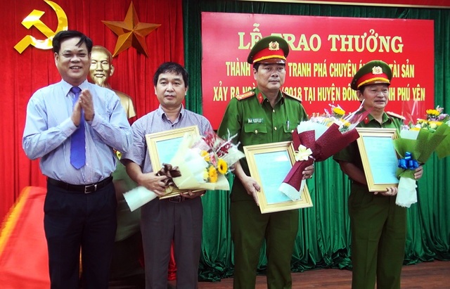 Quá trình 3 đối tượng thực hiện vụ cướp hàng chục cây vàng ở Phú Yên - 4 Ông Huỳnh Tấn Việt gửi thư khen và tiền thưởng cho các đơn vị