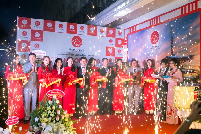 Thưởng thức màn biểu diễn múa truyền thống của các nàng Geisha xinh đẹp - 1 Cắt băng khai trương nhà hàng.