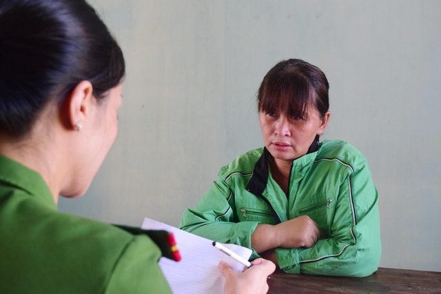 Bắt 2 chị em ruột chuyên chở con đi ăn trộm - 3 Chiêu thức rất mới của 2 chị em này là dùng con nhỏ đã được đào tạo vào quầy tạp hóa quan sát chỗ bỏ tài sản. Sau đó, Diệp và Chi vào quán nói chuyện đánh lạc hướng, còn cháu bé nhỏ được phân công trộm tiền và các tài sản giá trị khác. Không những nhiều lần trộm quầy tạo hóa, 2 chị em siêu trộm này còn trộm tài sản của cả người bán hàng rong nghèo khổ