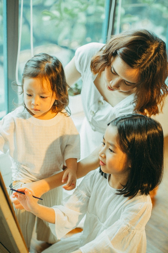 Lưu Hương Giang và Hồ Hoài Anh lần đầu chia sẻ hình ảnh con gái thứ 2 - 6 Hai nàng công chúa đáng yêu của vợ chồng nhạc sĩ Hồ Hoài Anh và Lưu Hương Giang. Đó là niềm hạnh phúc của hai vợ chồng bên cạnh sự nghiệp.