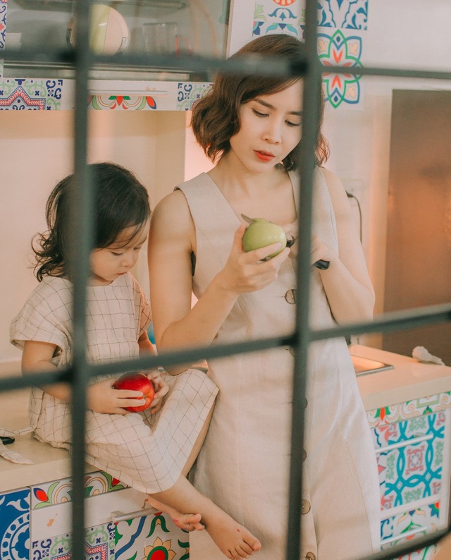 Lưu Hương Giang và Hồ Hoài Anh lần đầu chia sẻ hình ảnh con gái thứ 2 - 3 Lưu Hương Giang chia sẻ về cô con gái thứ 2 của mình, cô nói: “Misu là một cô bé rất tự lập, khác hẳn với bé trước. Tính tình của Misu và Mina khác nhau hoàn toàn. Misu khi đi học mẫu giáo đã tự ăn mà không cần sự giúp đỡ của gia đình hay cô giáo. Bé cũng biết nói sớm và cứng cáp từ nhỏ. Có lẽ do sinh bé Misu trong miền Nam nên sức khỏe bé tốt hơn Mina khi sinh tại Miền Bắc khí hậu khắc nghiệt”.