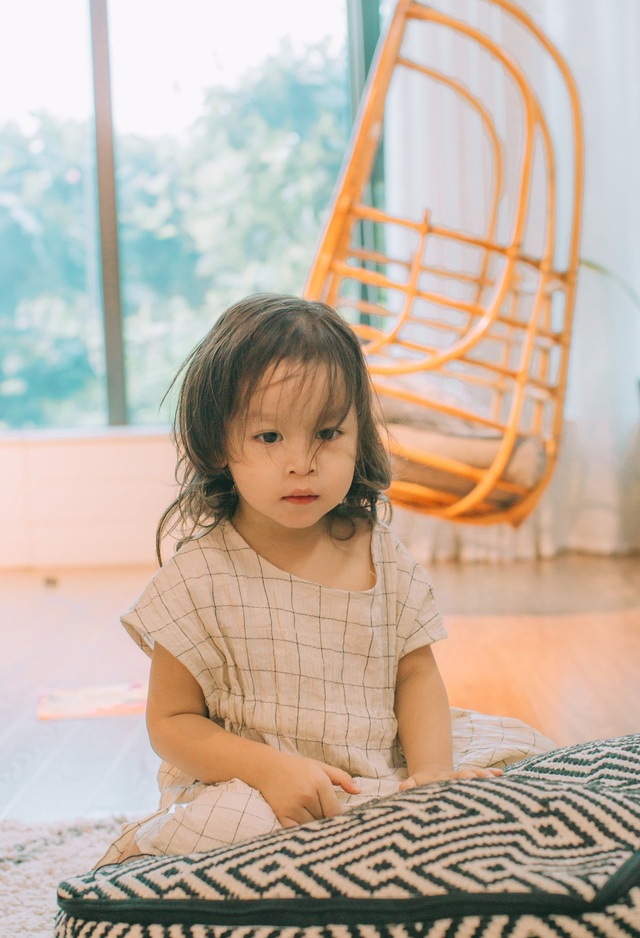 Lưu Hương Giang và Hồ Hoài Anh lần đầu chia sẻ hình ảnh con gái thứ 2 - 2 Hương Giang cho biết, hiện tại bé Misu đã hơn 2 tuổi nhưng nói chuyện đầy đủ và gọn gàng như một đứa bé 4 tuổi.
