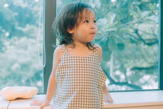 Lưu Hương Giang và Hồ Hoài Anh lần đầu chia sẻ hình ảnh con gái thứ 2 - 4 Misu rất hài hước, nghịch ngợm và nghịch đến mức chưa bao giờ thấy bé giống một đứa con gái. “Giang trông Misu mệt gấp 2 lần trông một đứa con trai” – nữ ca sĩ Lưu Hương Giang hài hước chia sẻ về con gái thứ 2 của mình.