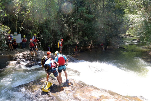 Điều chỉnh hoạt động trong tour du lịch mạo hiểm tại thác Datanla Đà Lạt - 1 Du khách tham gia trò chơi mạo hiểm đu dây vượt thác tại thác Datanla Đà Lạt
