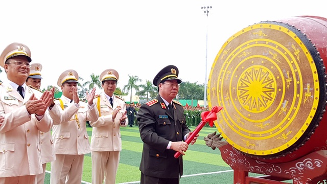 Học viện Cảnh sát nhân dân duyệt binh mừng năm học mới - 2
Thứ trưởng Bộ Công an Thượng tướng Bùi Văn Nam đánh trống khai giảng năm học mới 2018 – 2019.