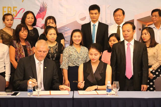 ASEAN Trade Center & EB5 Life tổ chức hội thảo: Nhập cư châu Âu theo diện Đầu tư Bất động sản tại Cộng hòa Síp (Cyprus) - 2 Bà Đặng Thuý Nga – Phó Chủ tịch kiêm Giám đốc Marketing của công ty TNHH EB5 Life ký kết hợp tác với ông Barry Winter.