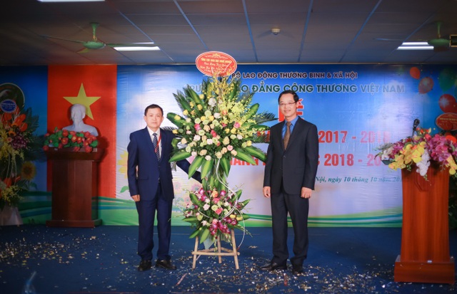 Trường Cao đẳng Công thương Việt Nam tưng bừng tổ chức lễ khai giảng năm học mới - 3 TS. Trương Anh Dũng, Phó Tổng cục trưởng Tổng cục giáo dục nghề nghiệp – Bộ lao động Thương binh và Xã hội tặng hoa và chúc mừng nhà trường.