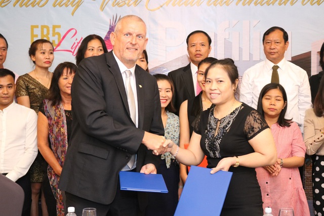 ASEAN Trade Center & EB5 Life tổ chức hội thảo: Nhập cư châu Âu theo diện Đầu tư Bất động sản tại Cộng hòa Síp (Cyprus) - 3 Bà Dương Thị Huân, Phó Chủ tịch kiêm Giám đốc Điều hành công ty TNHH UIMEX Vietnam ký kết hợp tác với ông Barry Winter.