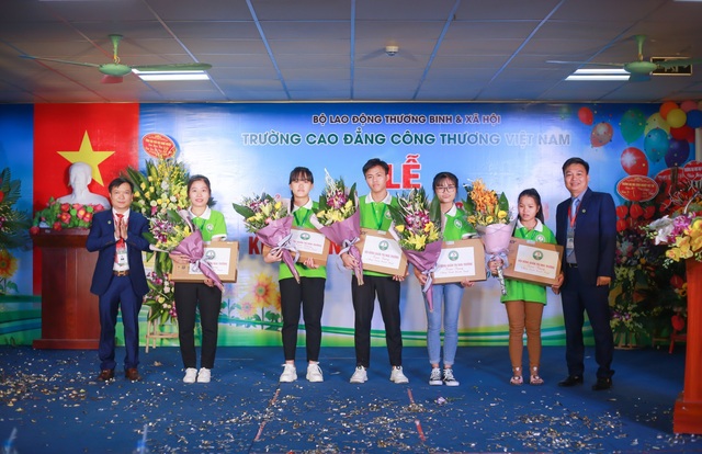 Trường Cao đẳng Công thương Việt Nam tưng bừng tổ chức lễ khai giảng năm học mới - 4
Đại diện lãnh đạo nhà trường tặng 5 máy tính xách tay cho 5 sinh viên có điểm thi THPT năm 2018 cao nhất và sinh viên có điểm xét học bạ đầu vào cao nhất.