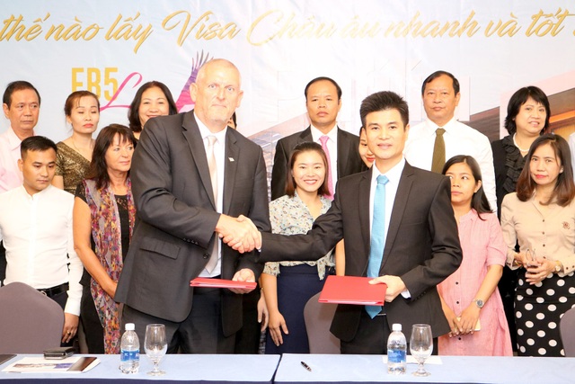 ASEAN Trade Center & EB5 Life tổ chức hội thảo: Nhập cư châu Âu theo diện Đầu tư Bất động sản tại Cộng hòa Síp (Cyprus) - 4 Ông Trần Xuân An – Giám đốc Điều hành ASEAN Trade Center ký kết hợp tác với ông Barry Winter.