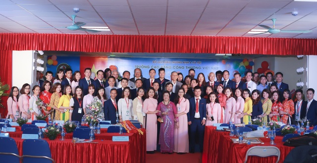 Trường Cao đẳng Công thương Việt Nam tưng bừng tổ chức lễ khai giảng năm học mới - 5
Tập thể CB-GV-NV nhà trường. (Ảnh Mai Nhung)