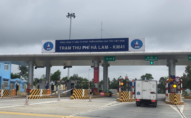 Cao tốc Đà Nẵng - Quảng Ngãi: Tay không bóc gỡ bề mặt đường - 1 Xe ô tô được xả trạm, không thu phí trên cao tốc Đà Nẵng – Quảng Ngãi