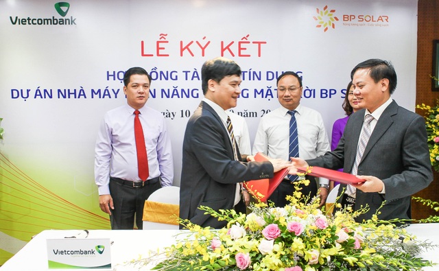 Vietcombank ký hợp đồng tín dụng 785 tỷ đồng cho dự án điện mặt trời BP SOLAR 1 - 1
Đại diện Chi nhánh Vietcombank Sở Giao dịch và đại diện Công ty CP BP Solar ký kết hợp đồng