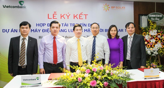 Vietcombank ký hợp đồng tín dụng 785 tỷ đồng cho dự án điện mặt trời BP SOLAR 1 - 2
Lãnh đạo các chi nhánh Vietcombank và Công ty CP BP Solar chụp ảnh lưu niệm tại Lễ ký kết