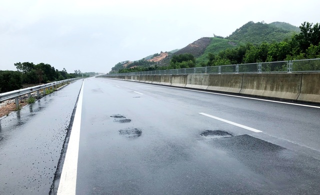 Cao tốc Đà Nẵng - Quảng Ngãi: Tay không bóc gỡ bề mặt đường - 3 Một số điểm bong tróc đã được khắc phục nhưng tiếp tục bong tróc, đọng nước trong cơn mưa lớn sáng 12/10