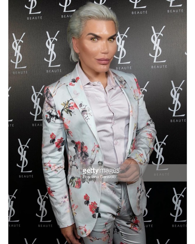 "Búp bê Ken" Rodrigo Alves kỳ dị khi hóa trang thành phụ nữ - 5
Anh chi tới 400.000 bảng Anh với hi vọng có vẻ đẹp hoàn hảo