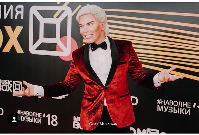 "Búp bê Ken" Rodrigo Alves kỳ dị khi hóa trang thành phụ nữ - 6
Rodrigo Alves, 32 tuổi hiện rất nổi tiếng và đắt show sự kiện. Anh có gần 800 nghìn lượt theo dõi trên trang cá nhân Instagram