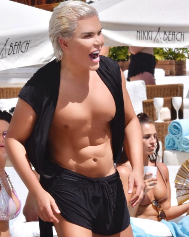 "Búp bê Ken" Rodrigo Alves kỳ dị khi hóa trang thành phụ nữ - 7
Ngay cả cơ bụng sáu múi của Rodrigo Alves cũng là sản phẩm của dao kéo.