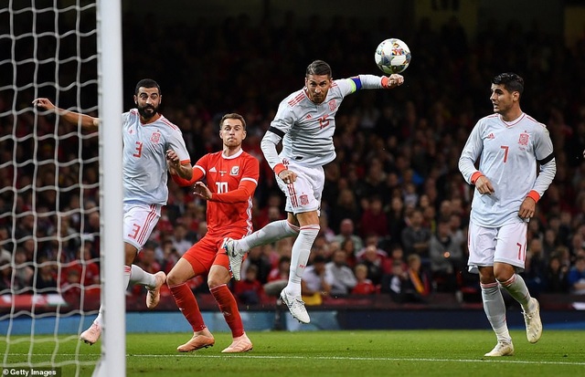 Xứ Wales thảm bại trước Tây Ban Nha trên sân nhà - 9
Ramos đánh đầu ghi bàn nâng tỷ số lên 2-0