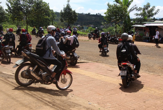 Chưa đủ tuổi, không bằng lái, học sinh vẫn vô tư đi xe máy đến trường - 1
Học sinh vô tư đi xe máy đến trường.