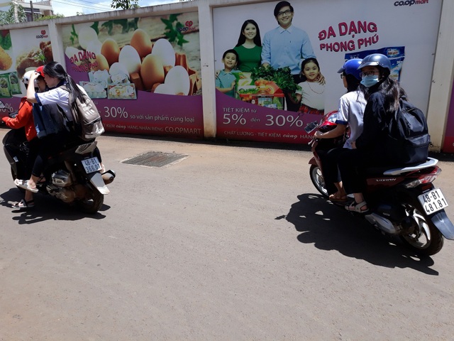 Chưa đủ tuổi, không bằng lái, học sinh vẫn vô tư đi xe máy đến trường - 3 Học sinh nối đuôi nhau vi phạm giao thông