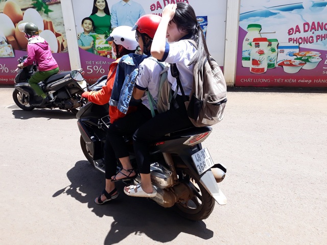 Chưa đủ tuổi, không bằng lái, học sinh vẫn vô tư đi xe máy đến trường - 2 Nhóm học sinh nữ vô tư điều khiển xe phân khối lớn tại bãi giữ xe siêu thị