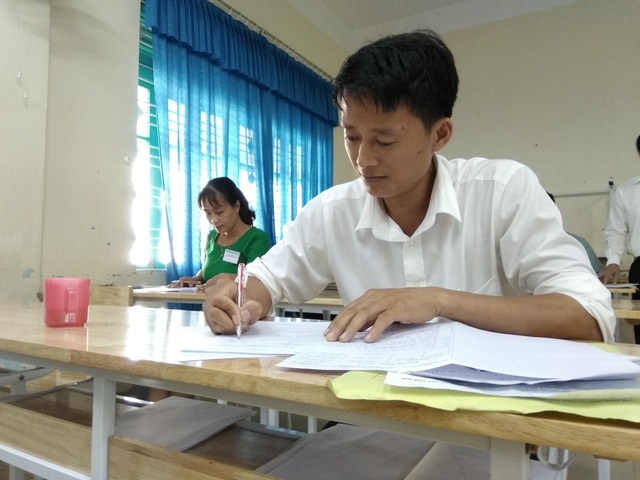 Thi THPT quốc gia 2019: Sẽ khắc phục một số câu hỏi quá khó trong đề thi - 1 Chấm thi THPT quốc gia 2018 tại Hòa Bình (Ảnh: Mỹ Hà).