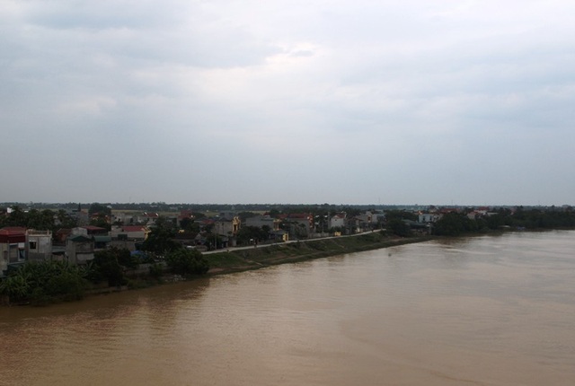 Ngôi làng có hàng trăm giáo sư, tiến sĩ - 1 Làng Nguyệt Viên nằm bên bờ sông Mã.