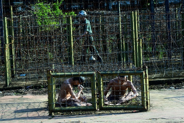 Rợn người cảnh tù binh bị tra tấn ở nhà tù Phú Quốc - 11 Trước cổng nhà tù là những chuồng cọp để giam giữ tù binh chống đối.