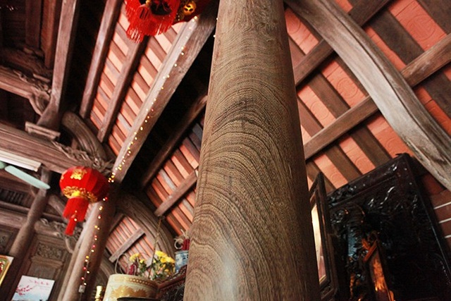 Cận cảnh căn nhà gỗ sưa đỏ được trả giá trăm tỉ đồng, chủ nhân vẫn không bán - 6
….cho đến những cây cột lớn trong nhà