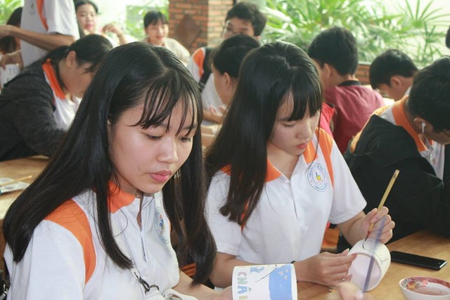 Tiết học ngoài nhà trường: Sở GD-ĐT TP.HCM "ôm sô" địa điểm tổ chức? - 1 Học sinh Trường THPT Đào Duy Anh, TPHCM trong giờ học trải nghiệm tại một cơ sở gốm sứ