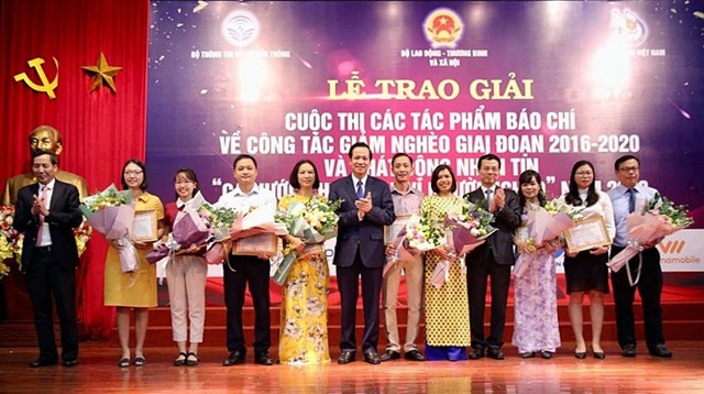 Báo Dân trí nhận Giải B cuộc thi viết về giảm nghèo - 1
Ban tổ chức trao Giải B tới các tác giả đoạt giải thưởng.