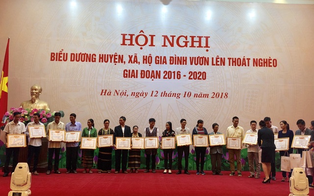 Biểu dương hàng chục gia đình, địa phương vươn lên thoát nghèo - 2 Các hộ gia đình điển hình, đại diện cho các khu vực Tây Bắc, Tây Nguyên và Tây Nam Bộ được biểu dương vươn lên thoát nghèo sáng 12/10