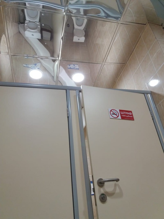 Bi hài với những nhà vệ sinh khiến người dùng chỉ biết "khóc dở mếu dở" - 11
Nhà vệ sinh này còn lắp cả gương trên trần để người ngoài tiện quan sát!