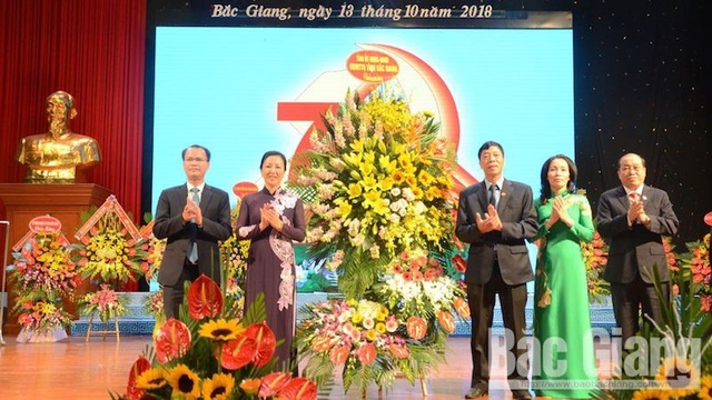 Uỷ ban kiểm tra Trung ương tặng Cờ Thi đua xuất sắc cho Uỷ ban kiểm tra Tỉnh ủy Bắc Giang - 3
Bí thư tỉnh uỷ Bắc Giang Bùi Văn Hải tặng hoa chúc mừng lãnh đạo UBKT Tỉnh ủy Bắc Giang.