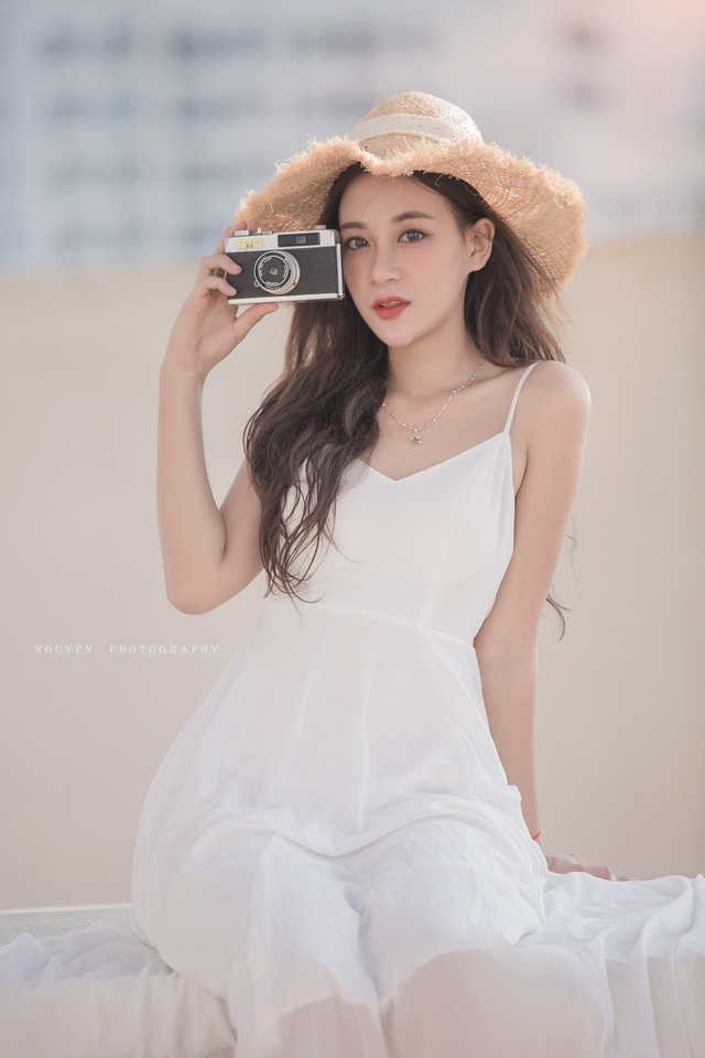 Tình bạn của hai cô gái đẹp từng là “đối thủ” khi thi hoa khôi - 11 Để kỉ niệm tình bạn, mới đây 2 cô gái đã thực hiện một bộ ảnh với ý tưởng khá giản dị với màu chủ đạo là trắng như một lời khẳng định tình bạn tinh khôi.