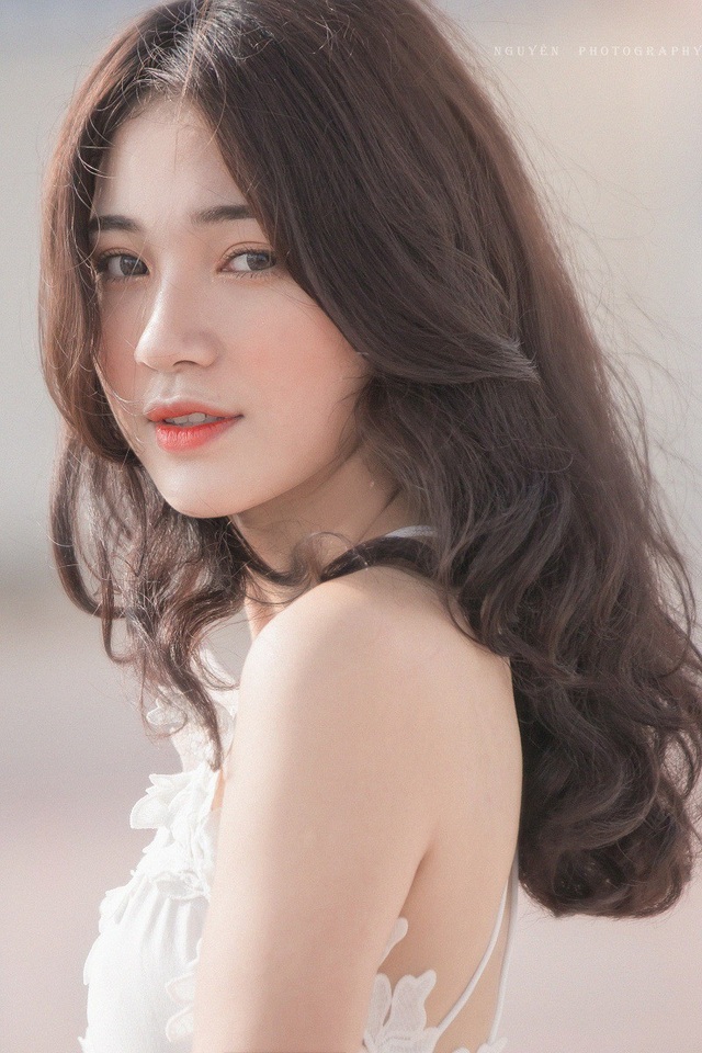 Tình bạn của hai cô gái đẹp từng là “đối thủ” khi thi hoa khôi - 5
Với Ngọc, Uyên luôn là người cho cô bạn những lời khuyên chân thành nhất mà không hề xu nịnh hay giả dối. Mỗi khi có những điều không ổn trong cuộc sống cả hai lại thường tìm nhau tâm sự.