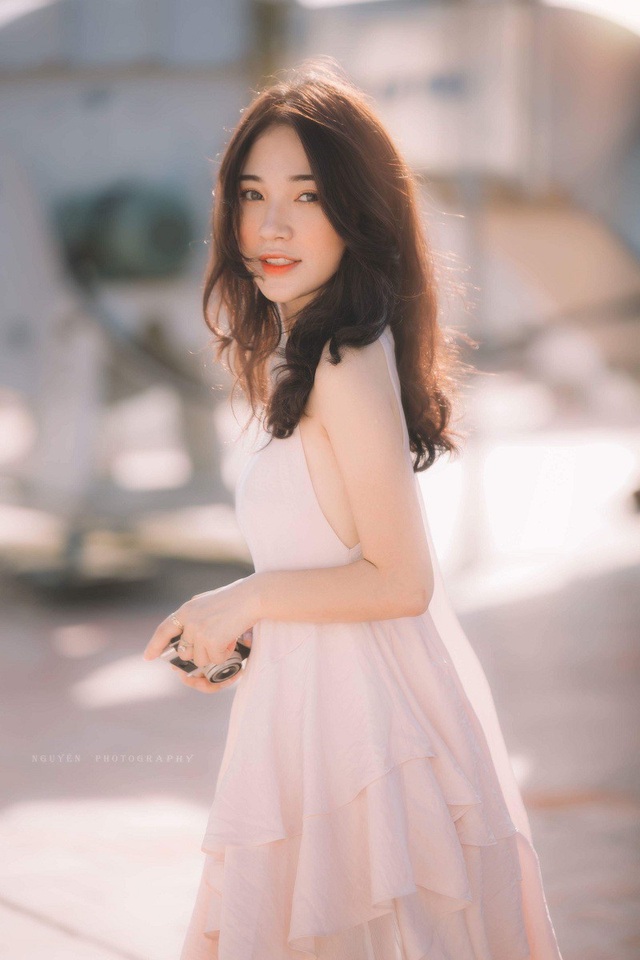 Tình bạn của hai cô gái đẹp từng là “đối thủ” khi thi hoa khôi - 9 Được biết, 2 cô gái xinh đẹp từng tham gia cuộc thi Imiss Thăng Long và đều lọt vào chung kết. Tuy nhiên vì lý do đặc biệt Ngọc đã quyết định xin rút. Sau đó, Uyên cũng không tiếp tục tham gia và nói với Ngọc rằng: “Không có Ngọc cuộc thi này cũng vô ích với Uyên”. Chính câu nói của Uyên đã khiến Ngọc thực sự cảm động.