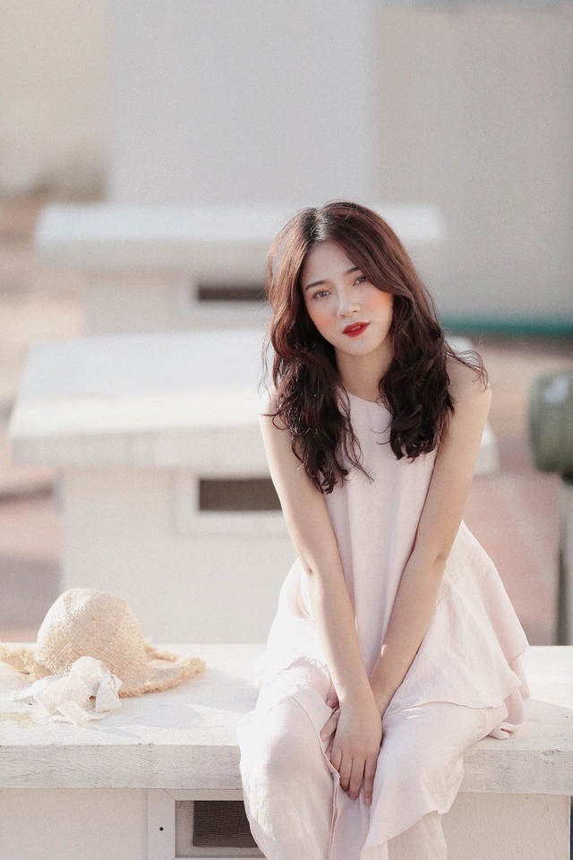 Tình bạn của hai cô gái đẹp từng là “đối thủ” khi thi hoa khôi - 7 Kỉ niệm Ngọc nhớ nhất chính là khi cuộc sống của cả 2 gặp trục trặc, đôi bạn đã từng ngồi ôm nhau khóc suốt 1 đêm dài và sáng hôm sau vẫn phải tươi cười dậy đi chụp ảnh mẫu. Cả 2 luôn nhắc nhở nhau rằng “đêm nay ta buồn nhưng sáng mai dậy phải coi như chưa có chuyện gì xảy ra, không để cảm xúc ảnh hưởng đến công việc”.