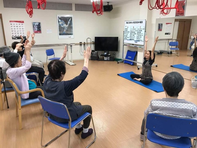 Lớp học yoga của Trái Tim Vàng tại Nhật Bản.
