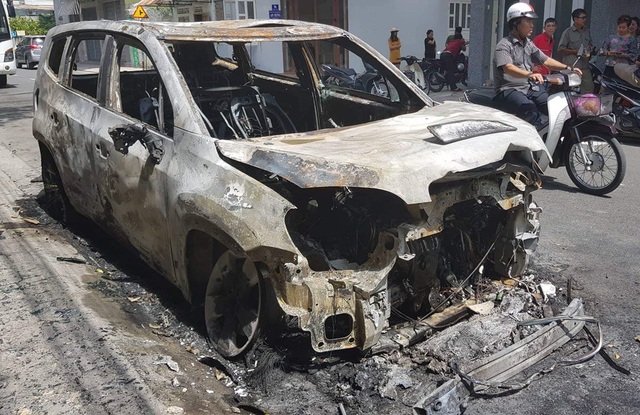 Vụ ô tô nghi bị đốt cháy: Có thể do cạnh tranh làm ăn, kinh doanh - 2 Xe ô tô Chevrolet Orlando 7 chỗ của doanh nghiệp bị cháy trơ khung