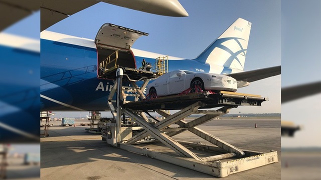 Chính phủ Papua New Guinea bị chỉ trích vì mua 40 siêu xe phục vụ APEC - 1
Các siêu xe được vận chuyển từ Milan về Papua New Guinea bằng 2 máy bay thuê. (Ảnh: Twitter)