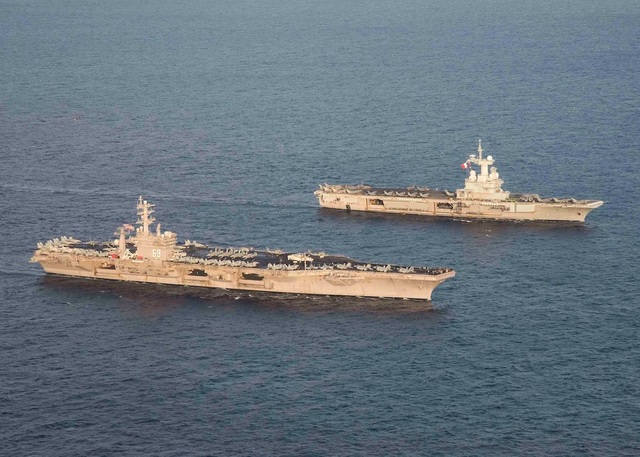 Uy lực hai mẫu tàu sân bay hạt nhân mạnh nhất thế giới - 1 Tàu sân bay USS Eisenhower của Mỹ (trái) và tàu sân bay Charles de Gaulle của Pháp cùng đi qua Địa Trung Hải (Ảnh: US Navy)