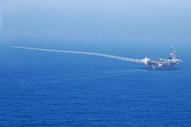 Uy lực hai mẫu tàu sân bay hạt nhân mạnh nhất thế giới - 5 Tên lửa Sea Sparrow được phóng từ tàu sân bay lớp Nimitz USS Abraham Lincoln của Mỹ trong tập trận (Ảnh: US Navy)