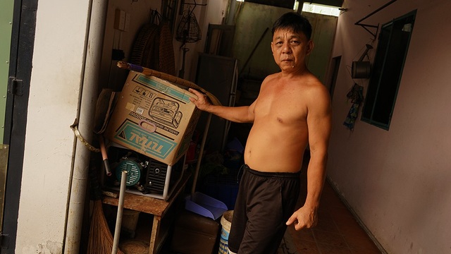 Hệ thống chống ngập siêu tiết kiệm và hiệu quả của "khu nhà giàu" Thảo Điền - 11 Kinh nghiệm nhiều năm chống ngập, những lúc nước dâng cao mà cúp điện thì hệ thống bơm của ông cũng…bó tay. Chính vì thế ông đã đầu tư luôn máy phát điện để ứng phó. Tất cả các thiết bị của ông Hòa có giá thành không cao, chủ yếu bỏ công ra lắp đặt, thiết kế
