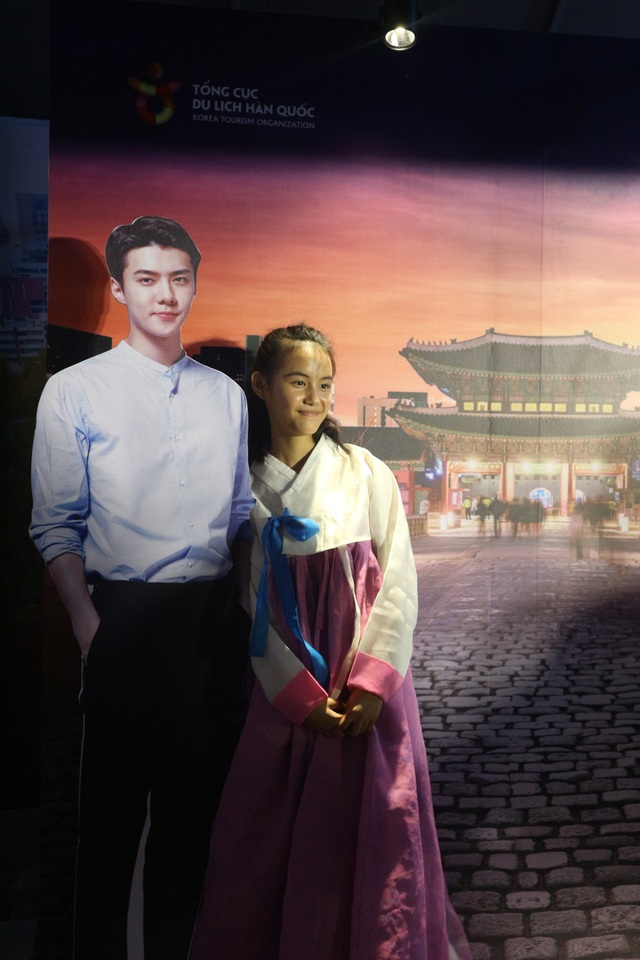 Chia tay những người bạn đến từ “xứ sở kim chi” - 2 Chụp ảnh với bộ đồ Hanbok truyền thống của Hàn Quốc